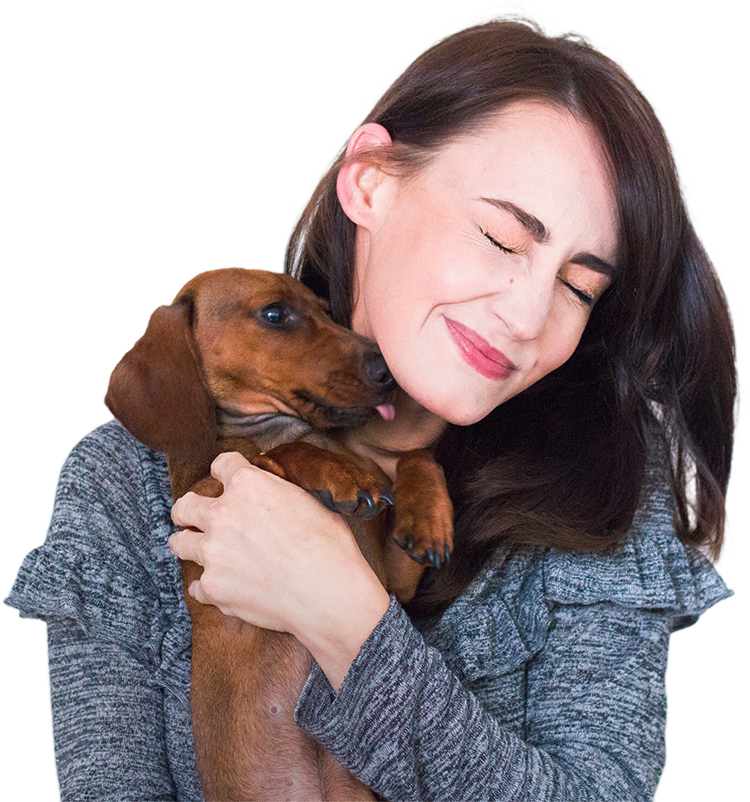 Mulher abraçando um cachorro